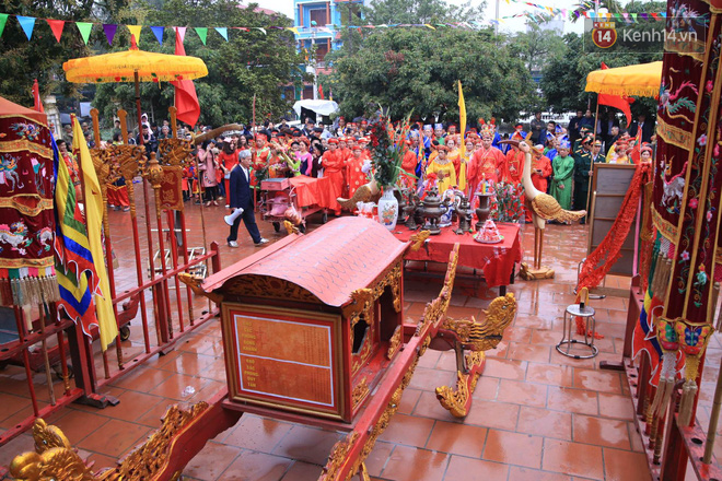 Hàng nghìn người dân kéo đến xem lễ chém lợn ở Ném Thuợng